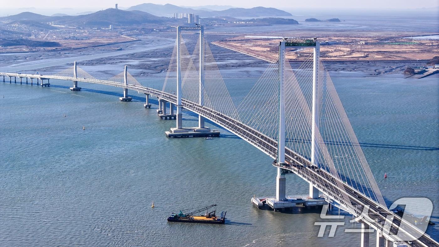 인천 영종도와 육지를 잇는 세 번째 교량인 제3연륙교가 공식 명칭을 정하지 못하고 5일 개통을 맞이했다. 인천시는 제3연륙교의 이름을 ‘청라하늘대교’로 결정했지만 인천 중구에서 절차적 정당성과 공정성 문제로 국토지리정보원 국가지명위원회에 재심의를 청구해 정확한 명칭이 정해지기 까지는 수개월이 소요될 전망이다. 사진은 이날 인천 제3연륙교의 모습. 2026.1.5/뉴스1 ⓒ News1 이호윤 기자