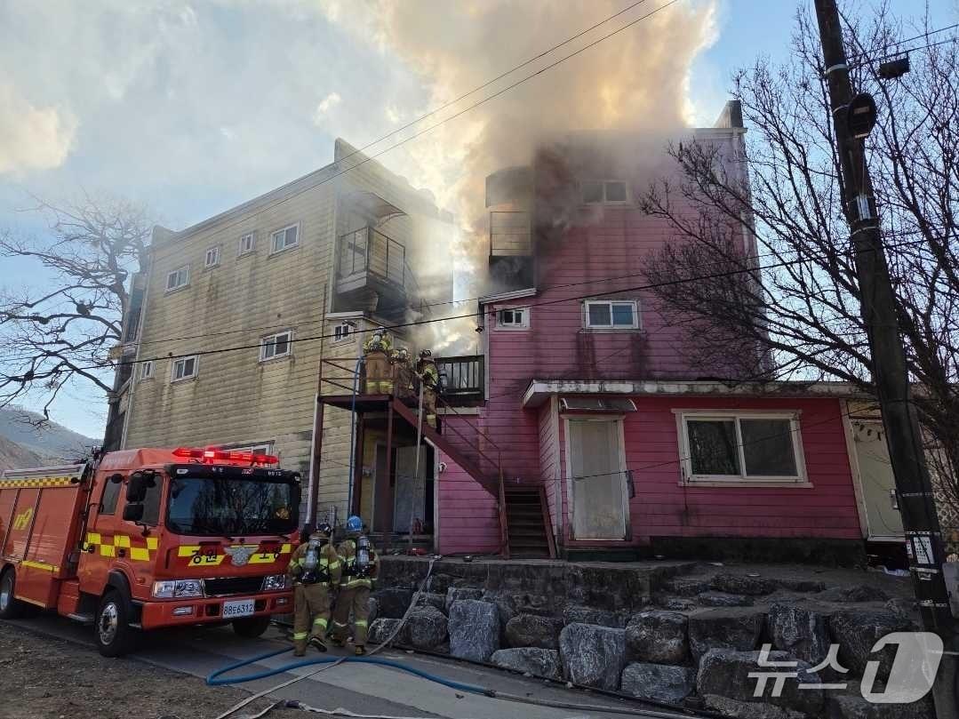 본문 이미지 - 강원 횡성 공근면 펜션 화재 현장.(횡성소방서 제공, 재판매 및 DB금지)