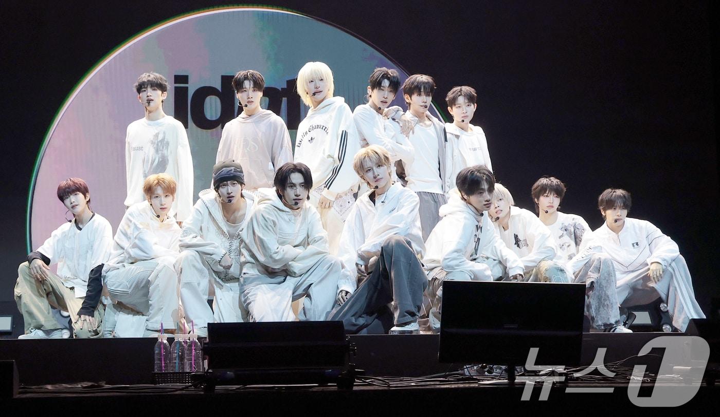 아이덴티티(idntt)의 두 번째 유닛인 예스위아(yesweare)가 5일 서울 용산구 한남동 블루스퀘어에서 가진 쇼케이스에서 포즈를 취하고 있다. 2026.1.5/뉴스1 ⓒ News1 권현진 기자