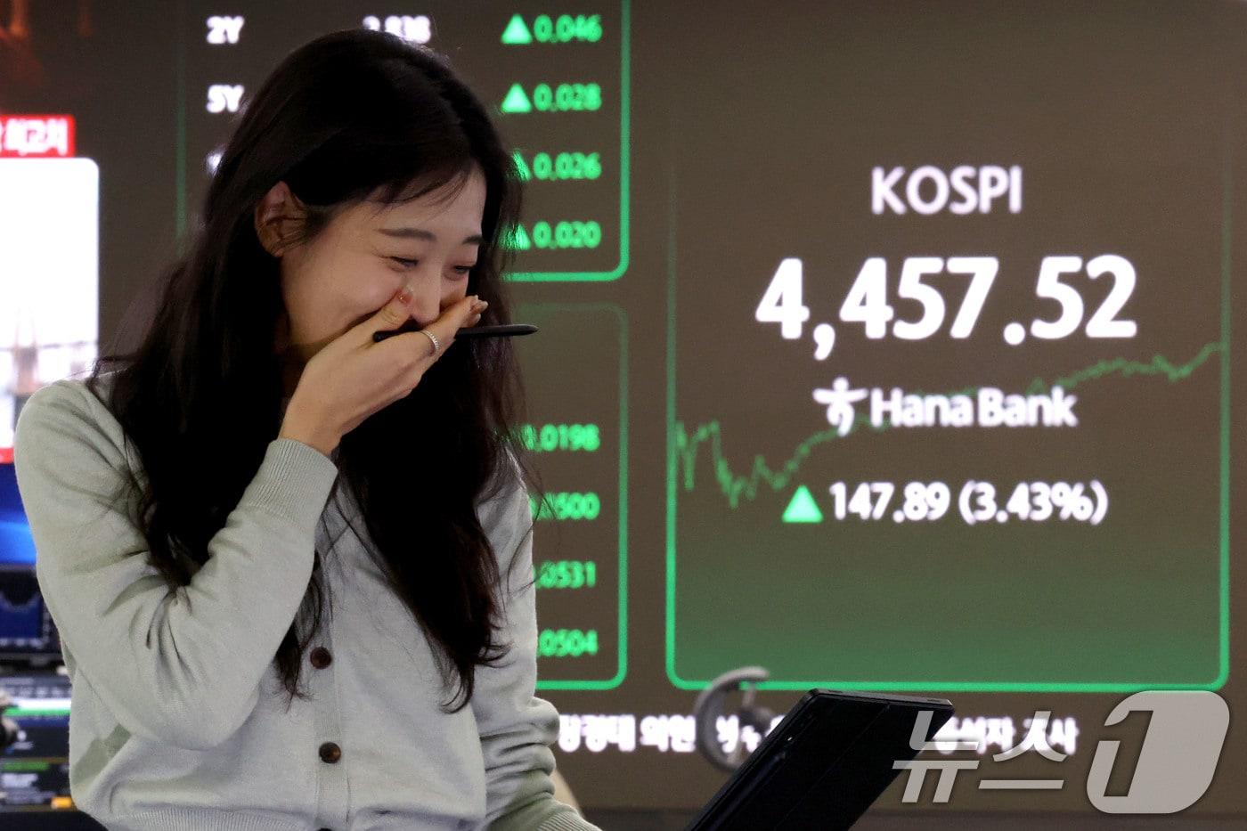 코스피가 종가 기준 역대 최고치를 기록한 5일 서울 중구 하나은행 본점 딜링룸 현황판에 코스피 지수가 전장대비 147.89포인트(3.43%)상승한 4,457.52를 나타내고 있다. 2026.1.5/뉴스1 ⓒ News1 이광호 기자