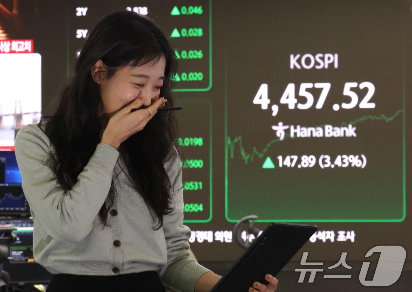 코스피가 종가 기준 역대 최고치를 기록한 5일 서울 중구 하나은행 본점 딜링룸 현황판에 코스피 지수가 전장대비 147.89포인트(3.43%)상승한 4,457.52를 나타내고 있다. 2026.1.5/뉴스1 ⓒ News1 이광호 기자