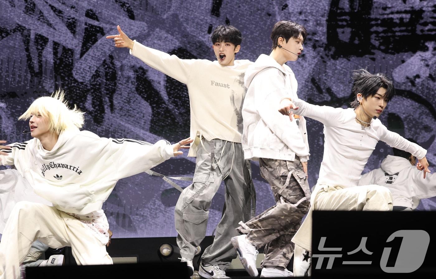 본문 이미지 - 아이덴티티(idntt)의 유닛인 예스위아(yesweare)가 5일 서울 용산구 한남동 블루스퀘어에서 가진 쇼케이스에서 화려한 무대를 선보이고 있다. 2026.1.5/뉴스1 ⓒ News1 권현진 기자