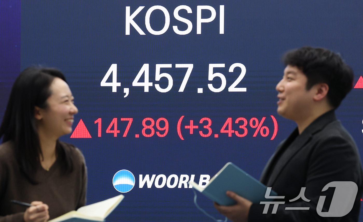 코스피가 국내 반도체 대장주 삼성전자·SK하이닉스의 강세에 힘입어 사상 최고치 기록을 갈아치운 5일 오후 서울 중구 우리은행 본점 딜링룸 전광판에 종가가 표시되고 있다.  ⓒ News1 오대일 기자