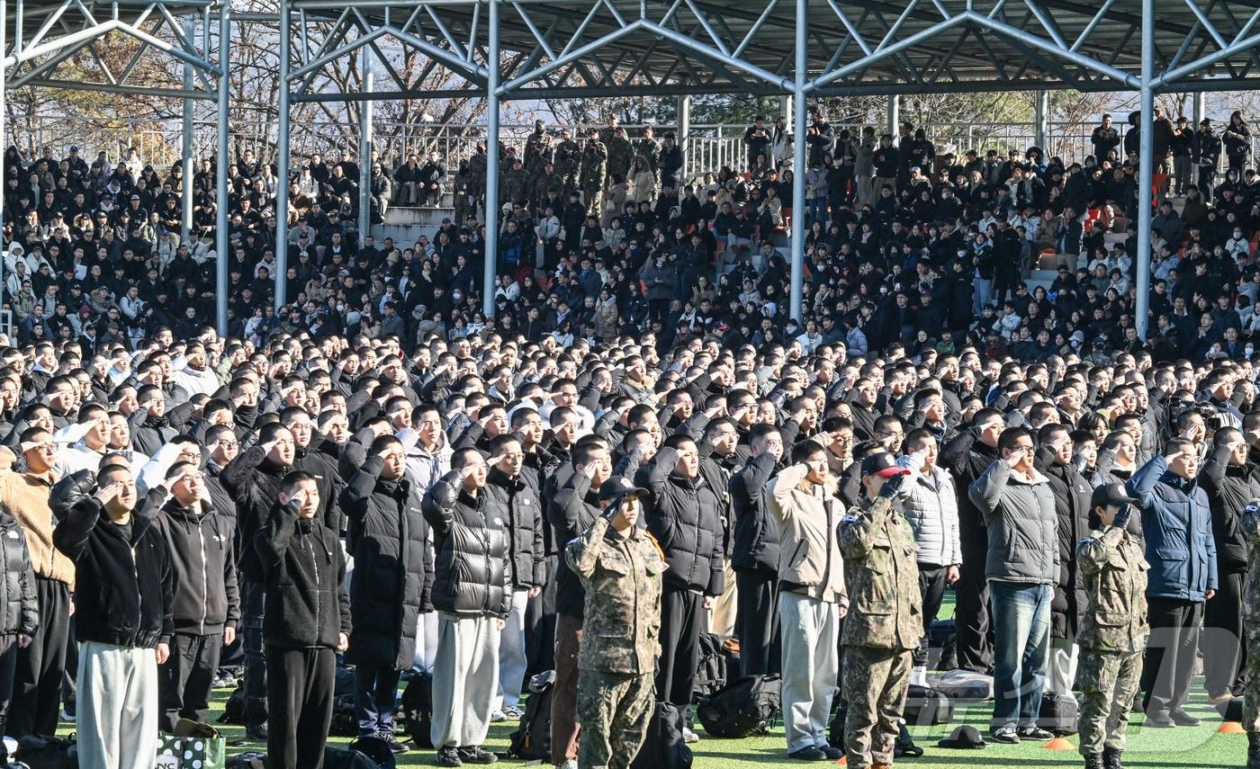본문 이미지 - 5일 오후 충남 논산 육군훈련소에서 열린 새해 첫 입영식에서 입영장정들이 경례를 하고 있다. (육군 제공. 재판매 및 DB 금지) 2026.1.5/뉴스1