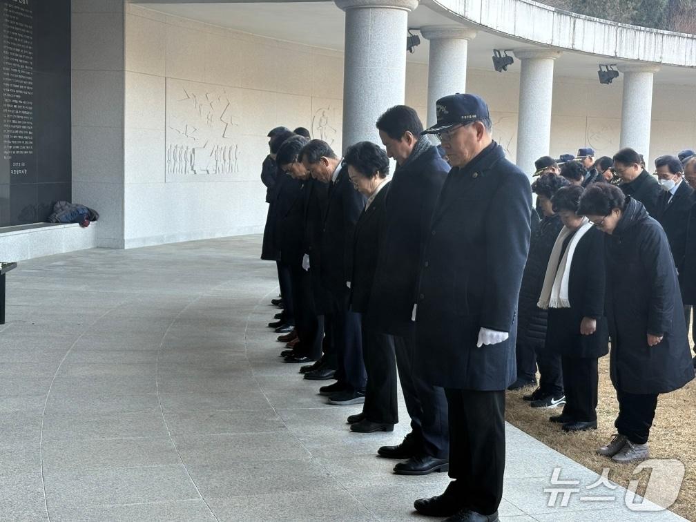 본문 이미지 - 대전지방보훈청과 대전지역 보훈단체들이 5일 대전보훈공원 영렬탑 앞에서 참배하고 있다.(대전보훈청 제공) /뉴스1