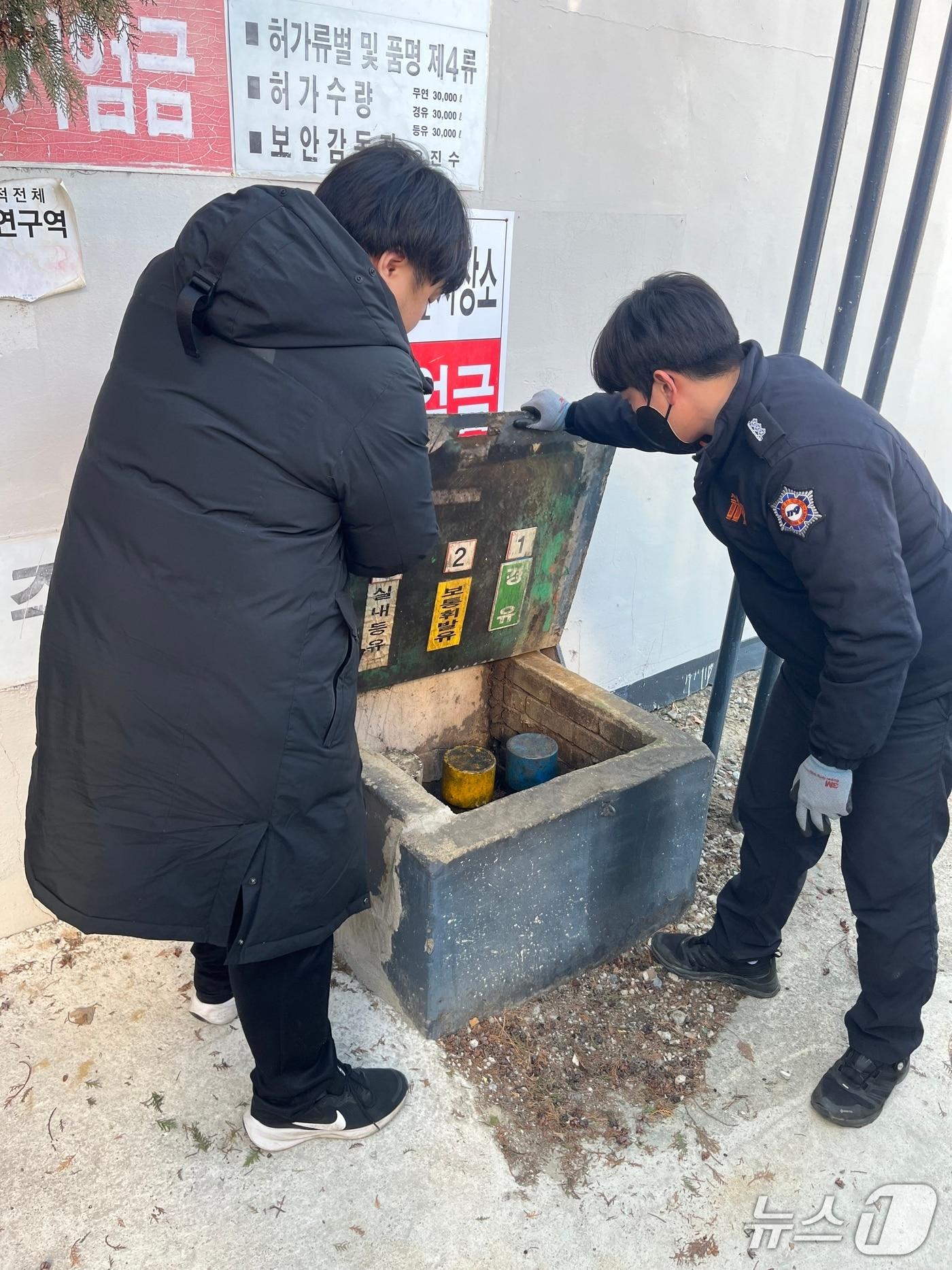 본문 이미지 - 전북 소방이 '겨울철 주유소 화재예방 특별대책'의 일환으로 현장 점검을 진행하고 있다.(전북소방본부 제공. 재판매 및 DB금지)