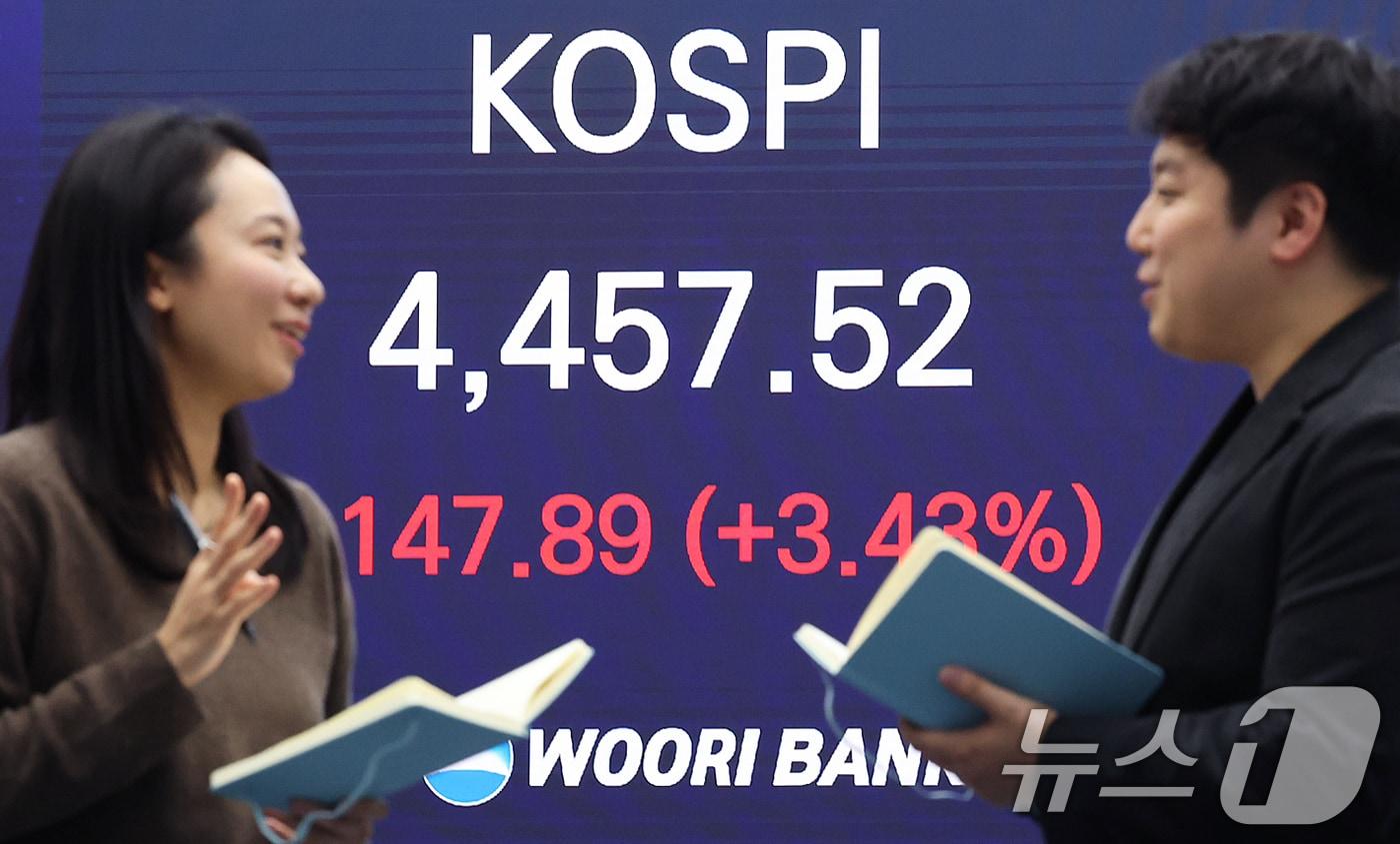 코스피가 국내 반도체 대장주 삼성전자·SK하이닉스의 강세에 힘입어 사상 최고치 기록을 갈아치운 5일 오후 서울 중구 우리은행 본점 딜링룸 전광판에 종가가 표시되고 있다. 이날 코스피는 전 거래일 대비 147.89포인트(p)(3.43%) 상승한 4457.52를 기록했고, 코스닥은 전일 대비 11.93포인트(p)(1.26%) 상승한 957.50로 장을 마쳤다. 서울외환시장에서 달러·원 환율은 전일 오후 3시 30분 주간종가 대비 2.0원 오른 1443.8원을 기록했다. 2026.1.5/뉴스1 ⓒ News1 오대일 기자