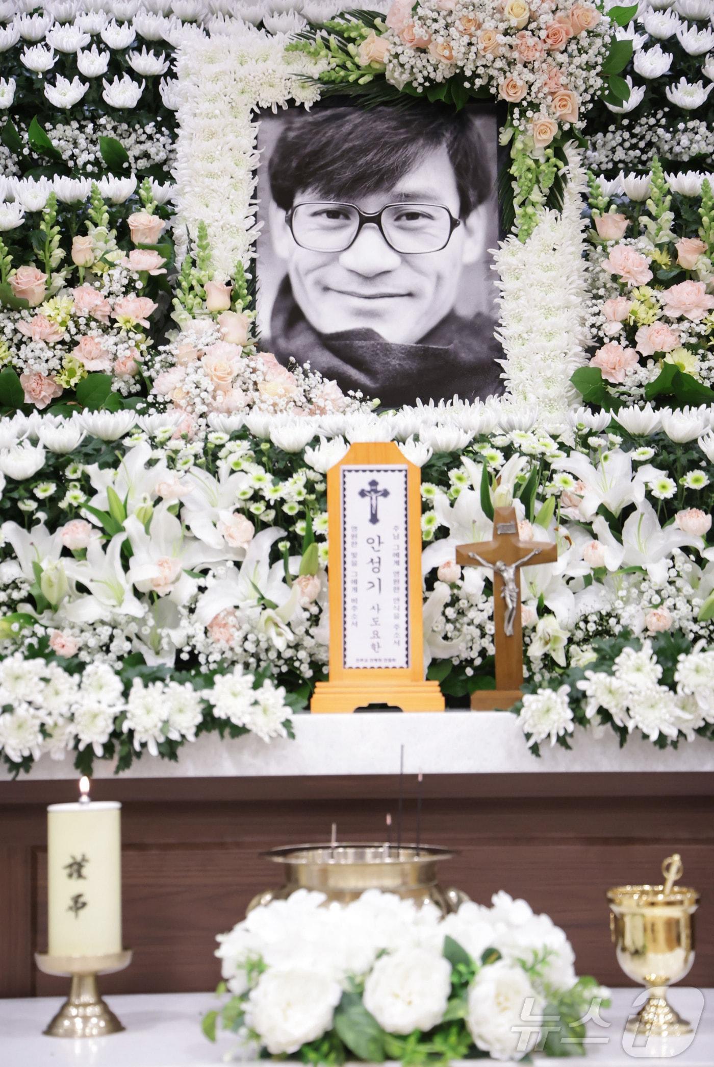 본문 이미지 - 5일 서울 서초구 서울성모병원 장례식장에 마련된 배우 故 안성기씨의 빈소에 고인의 영정사진이 놓여 있다. 2026.1.5/뉴스1 ⓒ News1 사진공동취재단