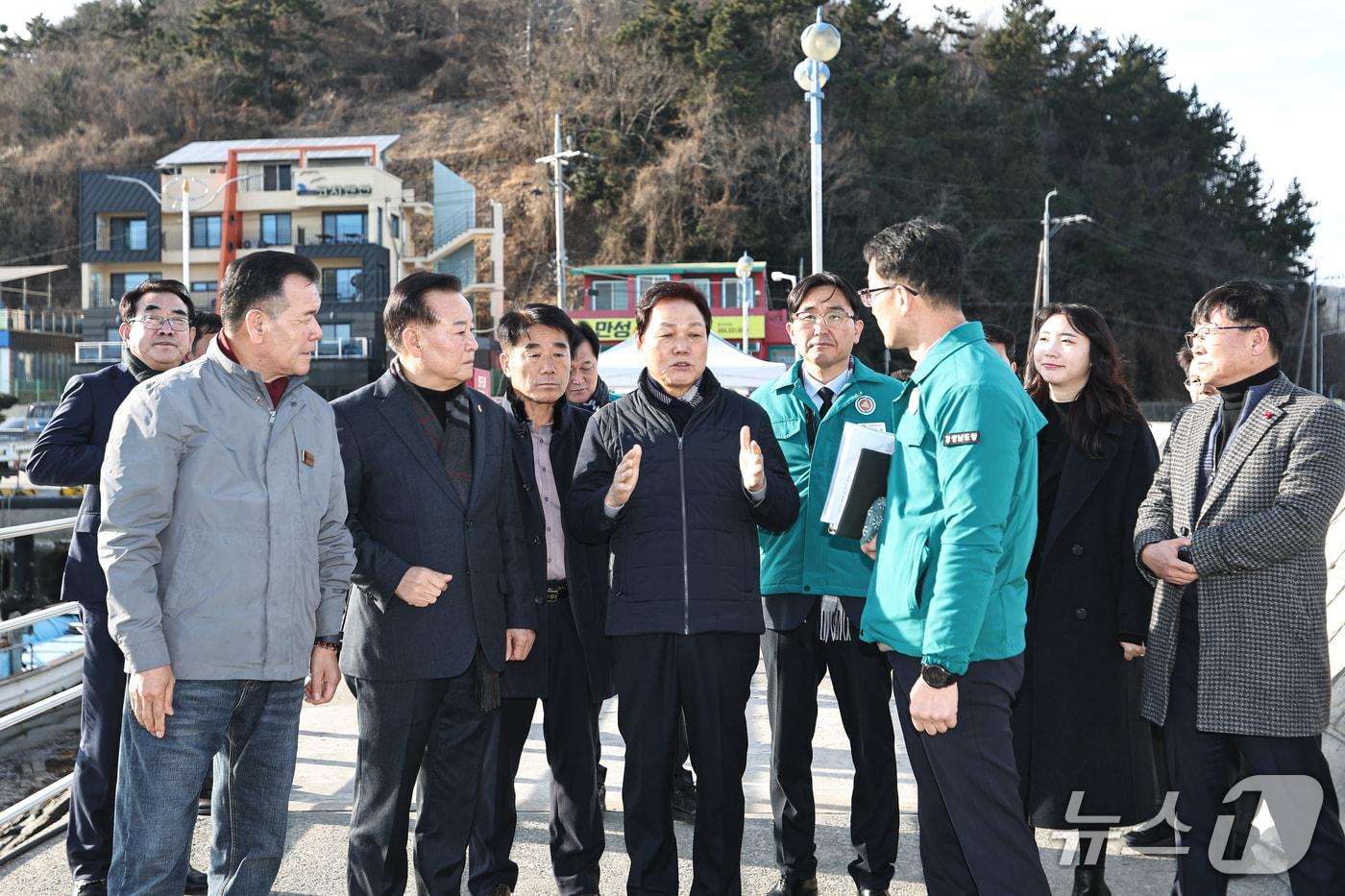 박완수 경남지사(가운데)가 5일 마산~거제 국도 5호선 건설사업 현장인 창원시 마산합포구 구산면 원전항 일원에서 사업 추진 현황을 점검하고 있다.(경남도 제공. 재판매 및 DB금지)