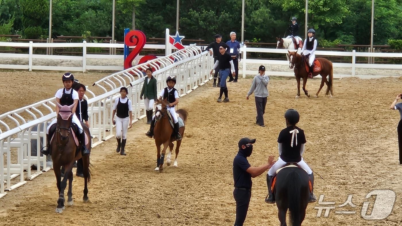 이천시 유소년 승마단원들이 훈련을 하고 있는 모습.(이천시 제공)