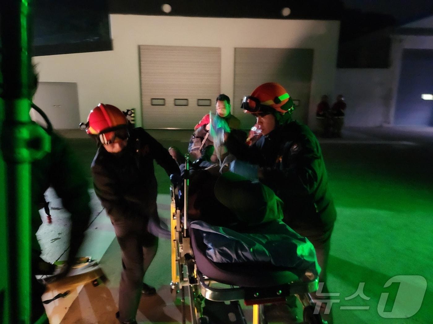 본문 이미지 - 여수해경이 지난 4일 거문도에서 발생한 응급 환자를 헬기를 이용해 인근 병원으로 이송하고 있다. (여수해경 제공. 재판매 및 DB금지) ⓒ News1