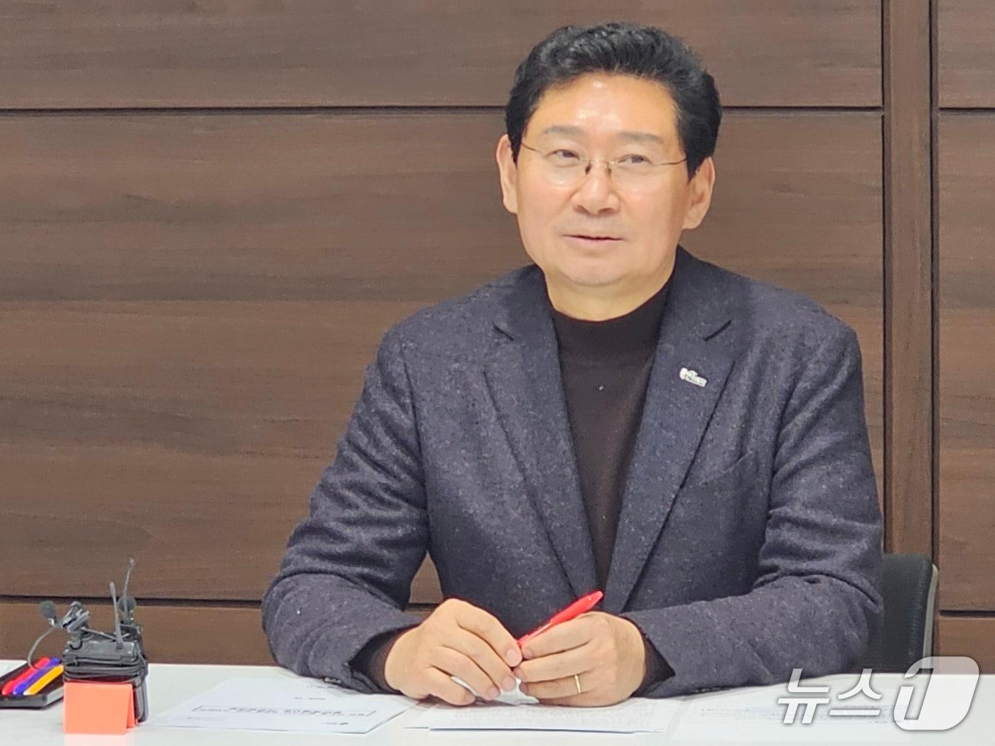 본문 이미지 - 이상일 시장이 5일 시청 접견실에서 가진 긴급 기자간담회에서 김동연 지사가 전날 페이스북을 통해 밝힌 용인반도체클러스터 이전논란에 대한 입장을 조목조목 반박하고 있다./김평석 기자/ⓒ 뉴스1