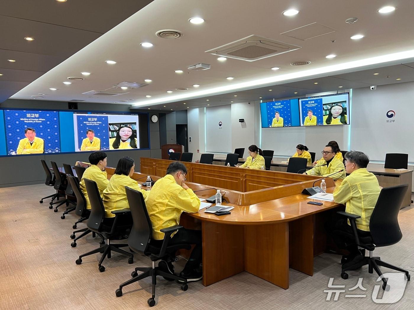 본문 이미지 - 외교부는 이란 내 시위 상황과 우리 국민에 대한 안전대책을 점검하기 위해 5일 오후 윤주석 영사안전국장 주재로 본부-공관 합동 상황점검회의를 개최했다. 2025.01.05. (외교부 제공) 