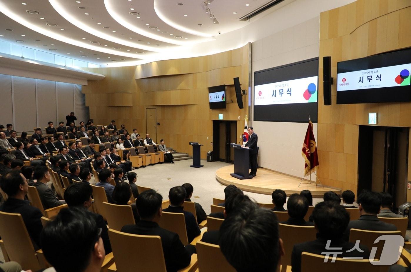 본문 이미지 - 이영준 롯데화학군 총괄대표가 5일 시무식에서 신년사를 발표하고 있다.(롯데케미칼 제공)