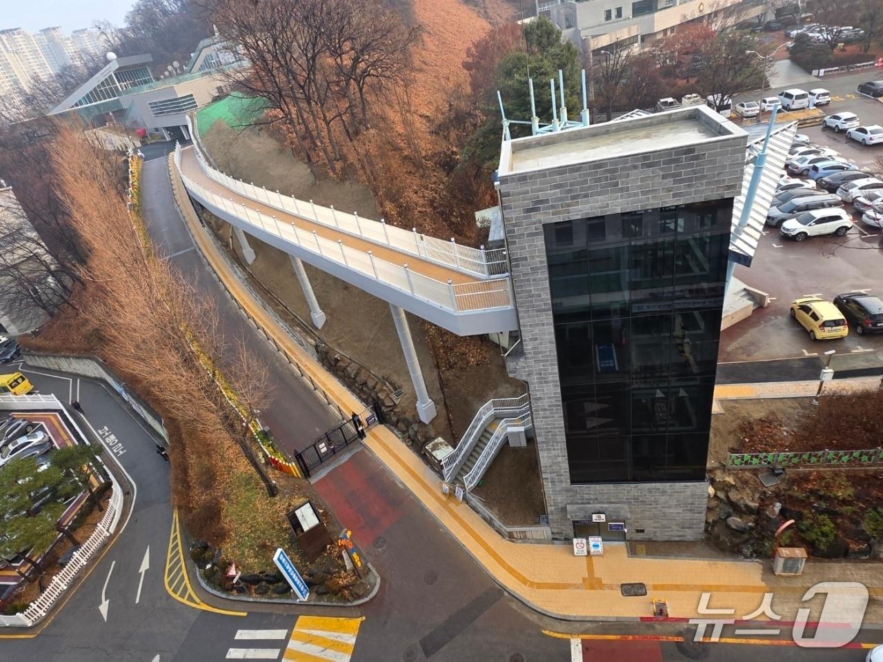 본문 이미지 - 경기 군포시 그림책꿈마루 외부 승강기. (군포시 제공. 재판매 및 DB 금지) 2026.1.5/뉴스1