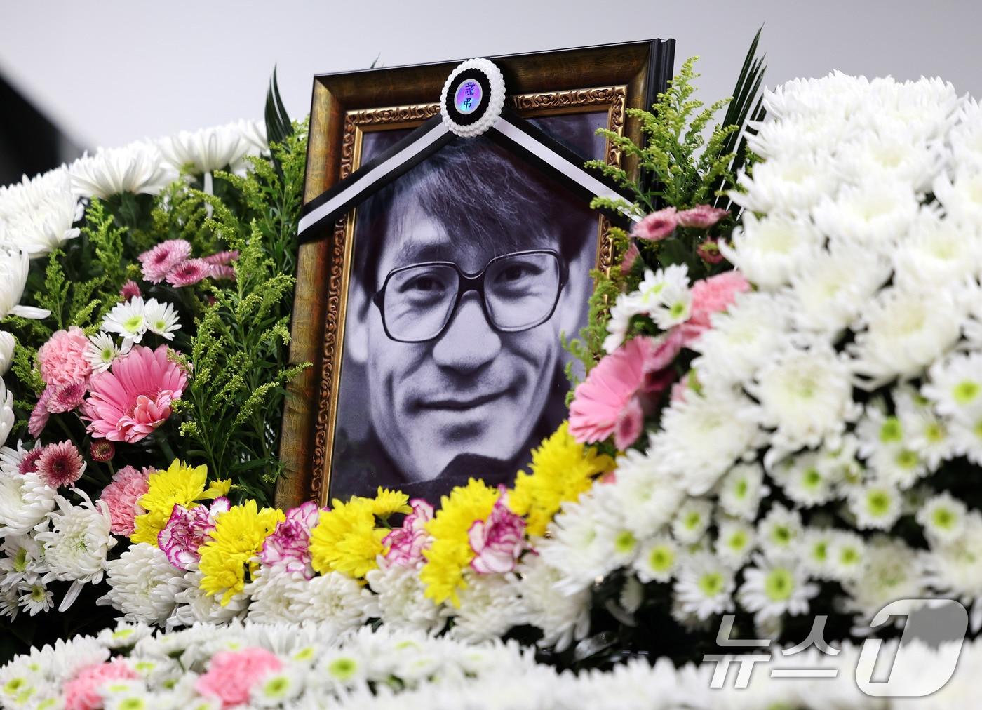 본문 이미지 - 5일 서울 중구 서울영화센터에 고 안성기의 추모 공간이 마련돼 있다. 안성기는 이날 오전 9시 서울 용산구 순천향대병원 중환자실에서 가족들이 지켜보는 가운데 눈을 감았다. 향년 74세. 2026.1.5/뉴스1 ⓒ News1 박지혜 기자