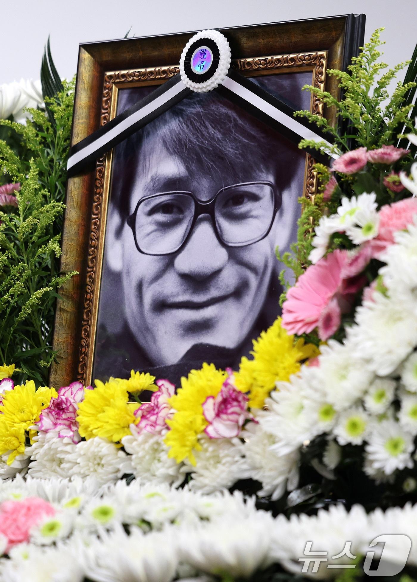 본문 이미지 - 5일 서울 중구 서울영화센터에 고 안성기의 추모 공간이 마련돼 있다. 안성기는 이날 오전 9시 서울 용산구 순천향대병원 중환자실에서 가족들이 지켜보는 가운데 눈을 감았다. 향년 74세. 2026.1.5/뉴스1 ⓒ News1 박지혜 기자