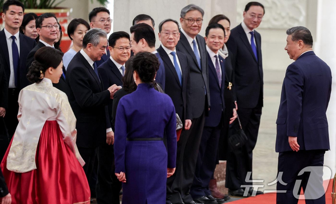 이재명 대통령이 5일 중국 베이징 인민대회당에서 열린 공식환영식에서 왕이 중국 외교부 부장과 인사하고 있다. 2026.1.5/뉴스1 ⓒ News1 허경 기자
