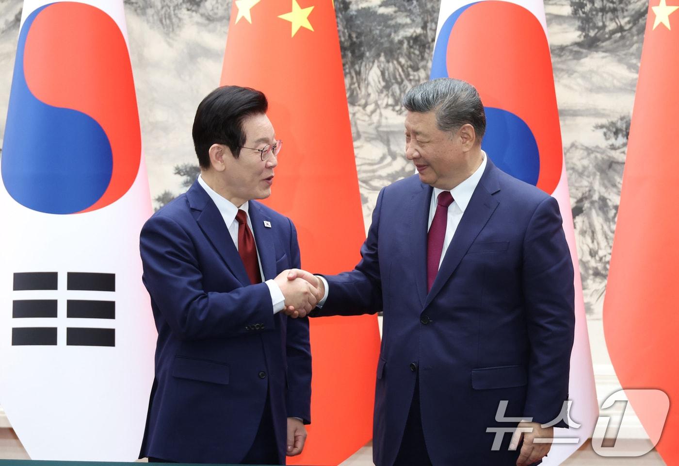 이재명 대통령과 시진핑 중국 국가주석이 5일 베이징 인민대회당에서 열린 한중 MOU 체결식에서 악수하고 있다.2026.1.5/뉴스1 ⓒ News1 허경 기자