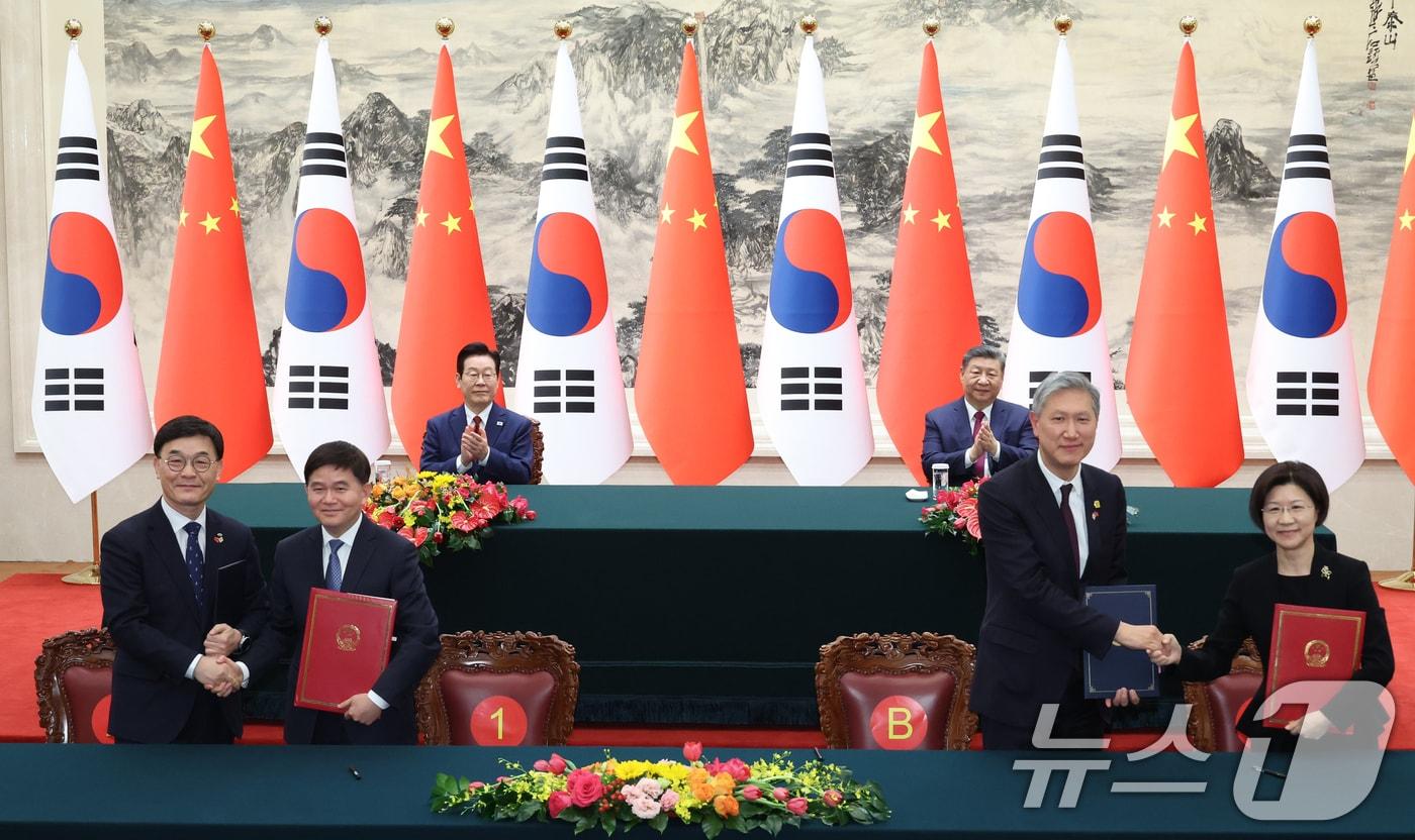 본문 이미지 - 주대영 국립공원공단 이사장(왼쪽부터)과 류궈홍 중국 국가공원관리국 국장, 노재헌 주중대사와 쑨메이쥔 해관총서 서장이 5일 베이징 인민대회당에서 이재명 대통령과 시진핑 국가주석이 참석한 가운데 각각 국가공원관리당국 간 협력 및 수출입동식물 검역 분야 협력에 관한 MOU를 체결하고 있다. 2026.1.5/뉴스1 ⓒ News1 허경 기자