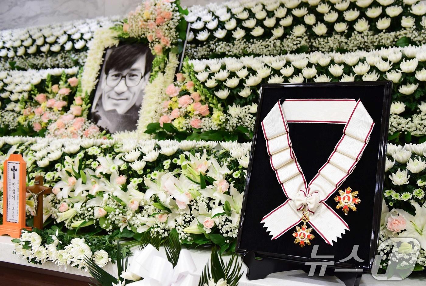 본문 이미지 - 5일 서울 서초구 서울성모병원 장례식장에 마련된 배우 안성기의 빈소에 금관문화훈장이 놓여있다. 2026.1.5/뉴스1 ⓒ News1 사진공동취재단