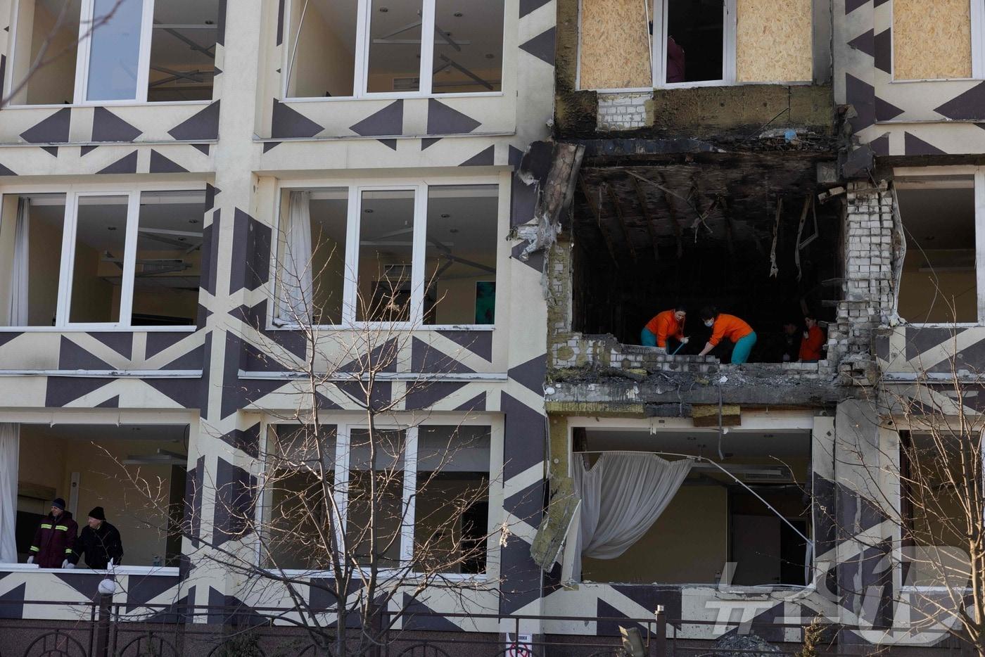 우크라이나 수도 키이우의 한 민간 의료시설이 5일 러시아의 드론 공격을 받아 손상됐다. 2026.1.5 ⓒ AFP=뉴스1 ⓒ News1 강민경 기자