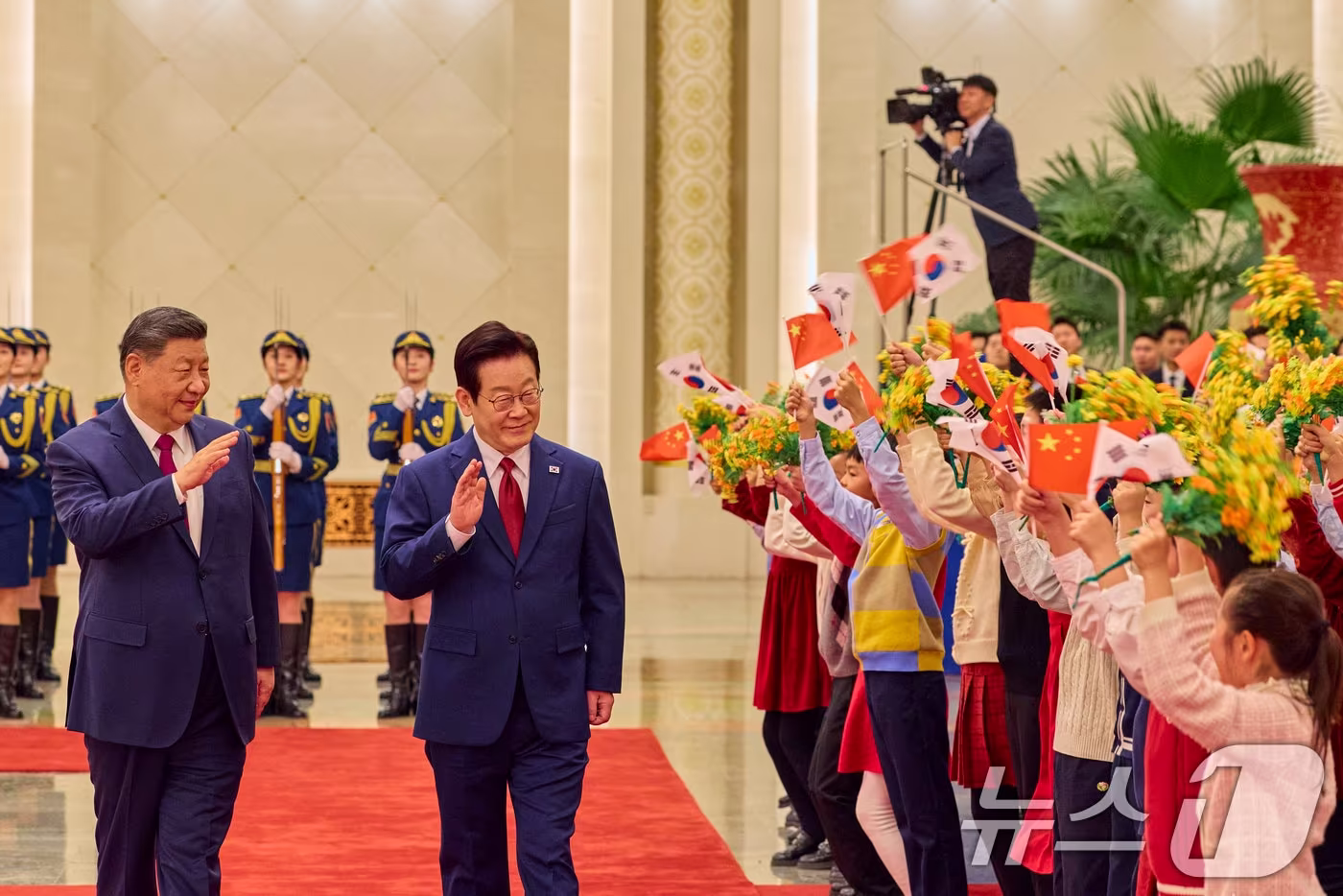 이재명 대통령과 시진핑 중국 국가주석이 5일 베이징 인민대회당에서 열린 이 대통령 공식환영식에서 어린이들을 향해 인사하고 있다. (공동취재) 2026.1.5/뉴스1 ⓒ News1 허경 기자