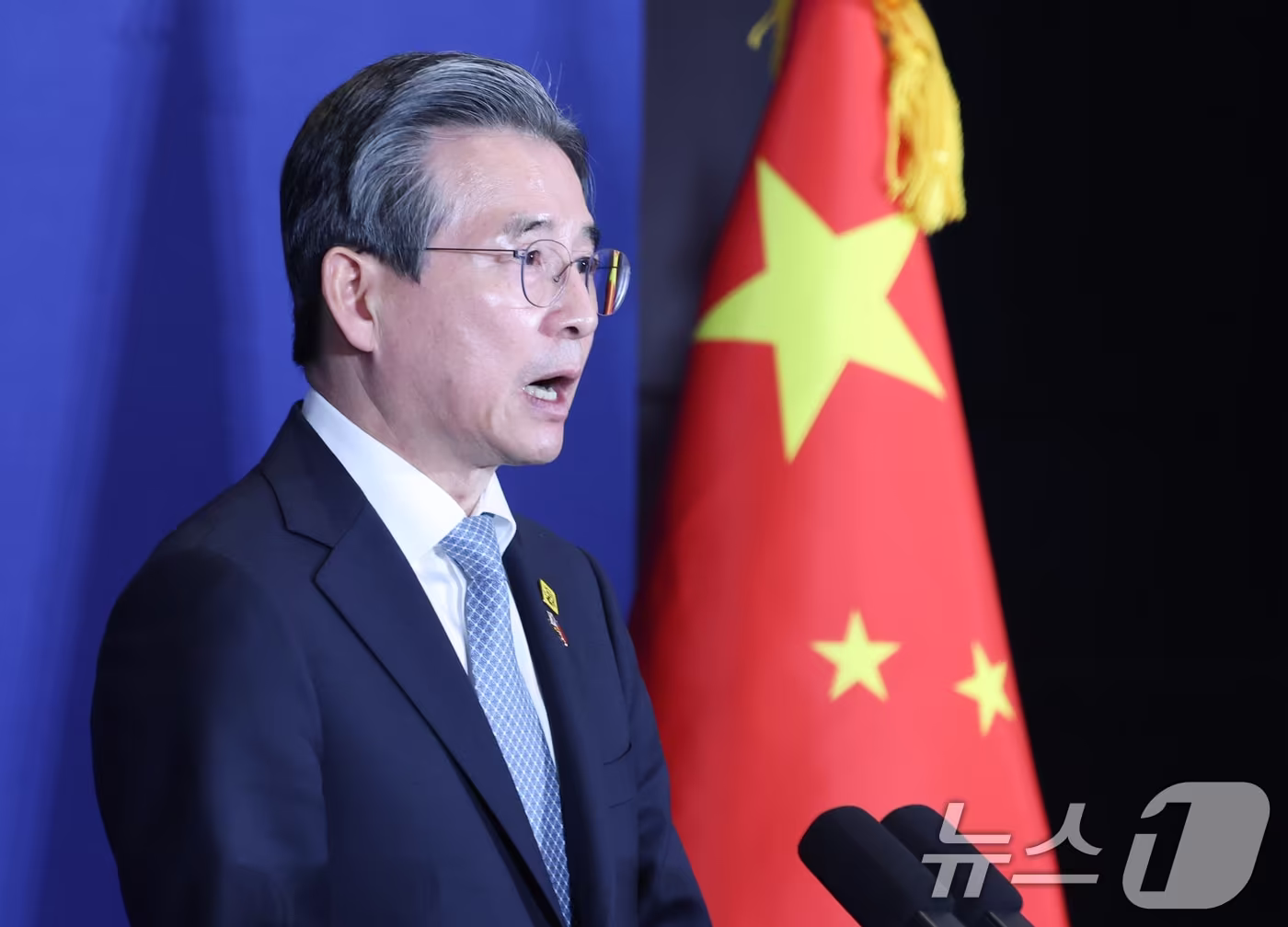본문 이미지 - 김용범 정책실장이 5일 중국 베이징의 한 호텔에 마련된 프레스센터에서 한중 정상회담 일정 등 관련 브리핑을 하고 있다. 2026.1.5/뉴스1 ⓒ News1 허경 기자