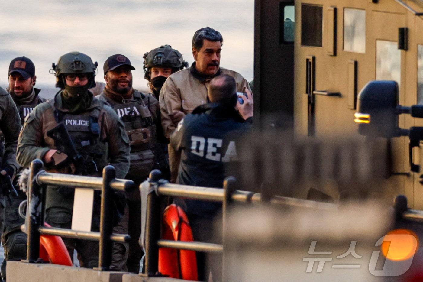 니콜라스 마두로 베네수엘라 대통령이 5일(현지시간) 미국 뉴욕 맨해튼 법정 출두를 위해 미 마약단속국(DEA)과 경찰 요원에 둘러싸인 채 호송 차량에 탑승하고 있다. 2026.01.05. ⓒ 로이터=뉴스1 ⓒ News1 류정민 특파원