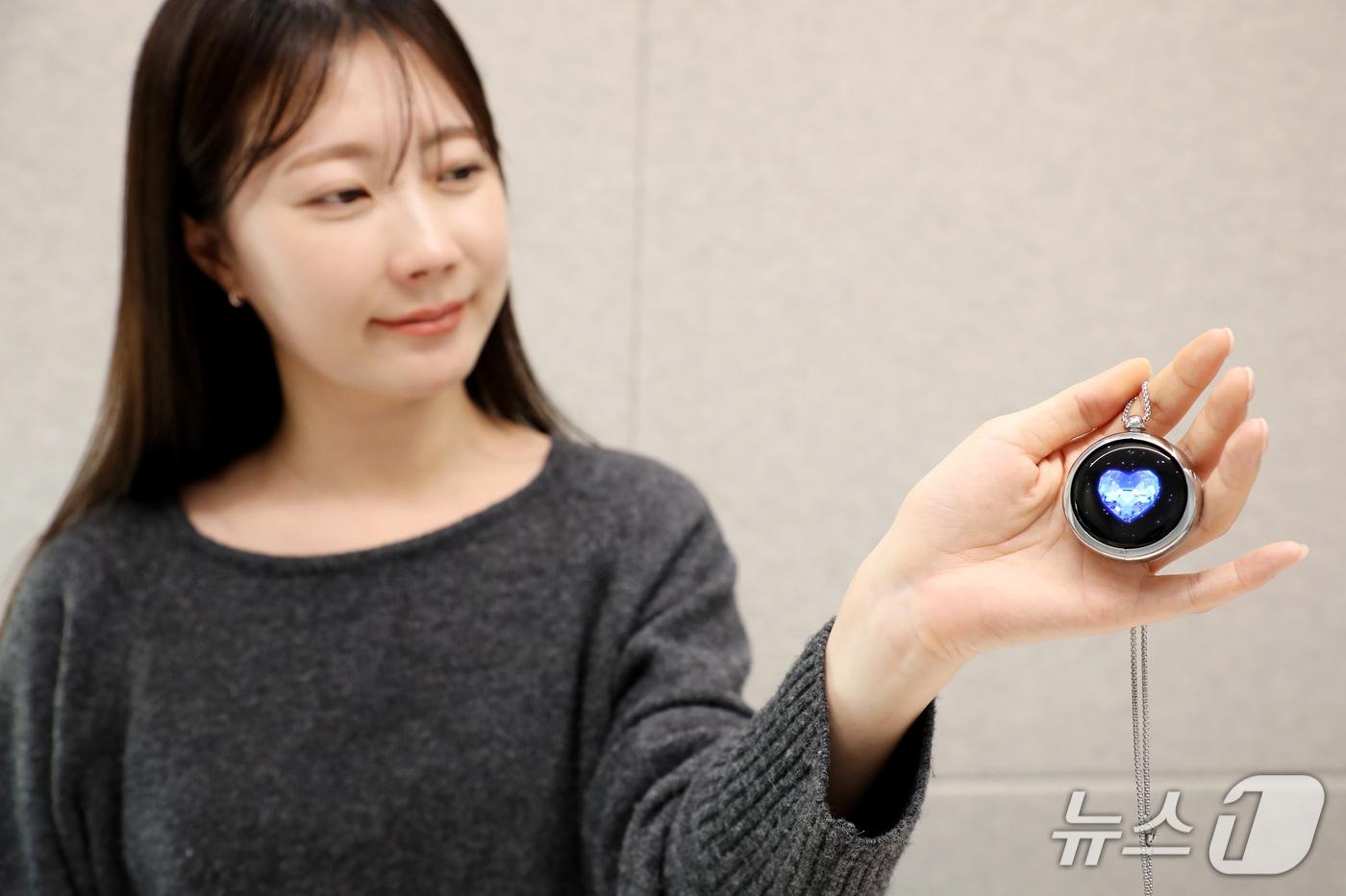  삼성디스플레이가 5일(현지시간) 미국 라스베이거스 앙코르 앳 윈 호텔에서 'CES 2026' 미디어 초청 행사를 열고 공개한 차세대 AI기기 콘셉트의 데모제품 'AI OLED 펜던트' (사진제공 = 삼성디스플레이)