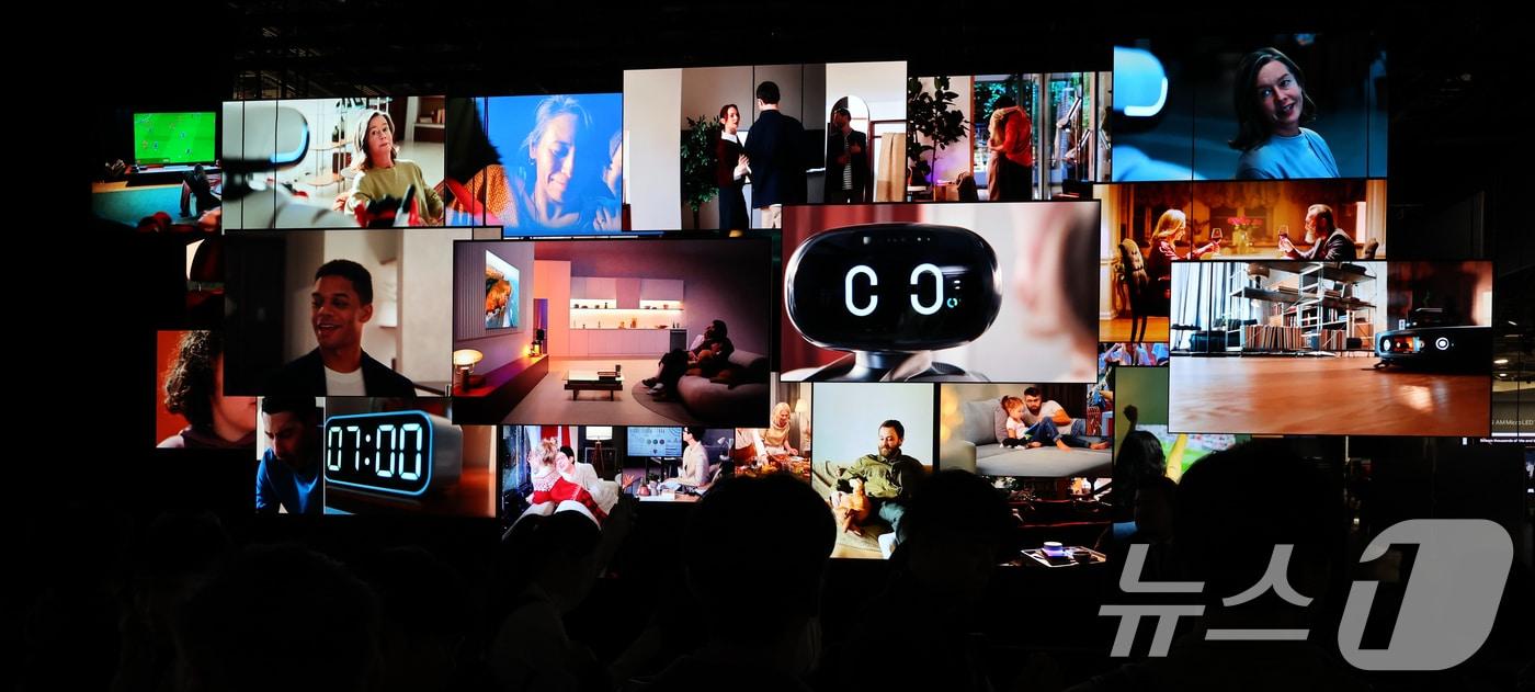 본문 이미지 - 세계 최대 IT(정보기술)·가전 전시회 'CES 2026' 개막을 하루 앞둔 5일(현지시간) 미국 네바다주 라스베이거스 컨벤션센터(LVCC)에서 열린 LG전자 사전 부스투어에서 관람객들이 9㎜대 두께를 구현한 무선 월페이퍼 TV를 살펴보고 있다. 2026.1.6 ⓒ 뉴스1 황기선 기자