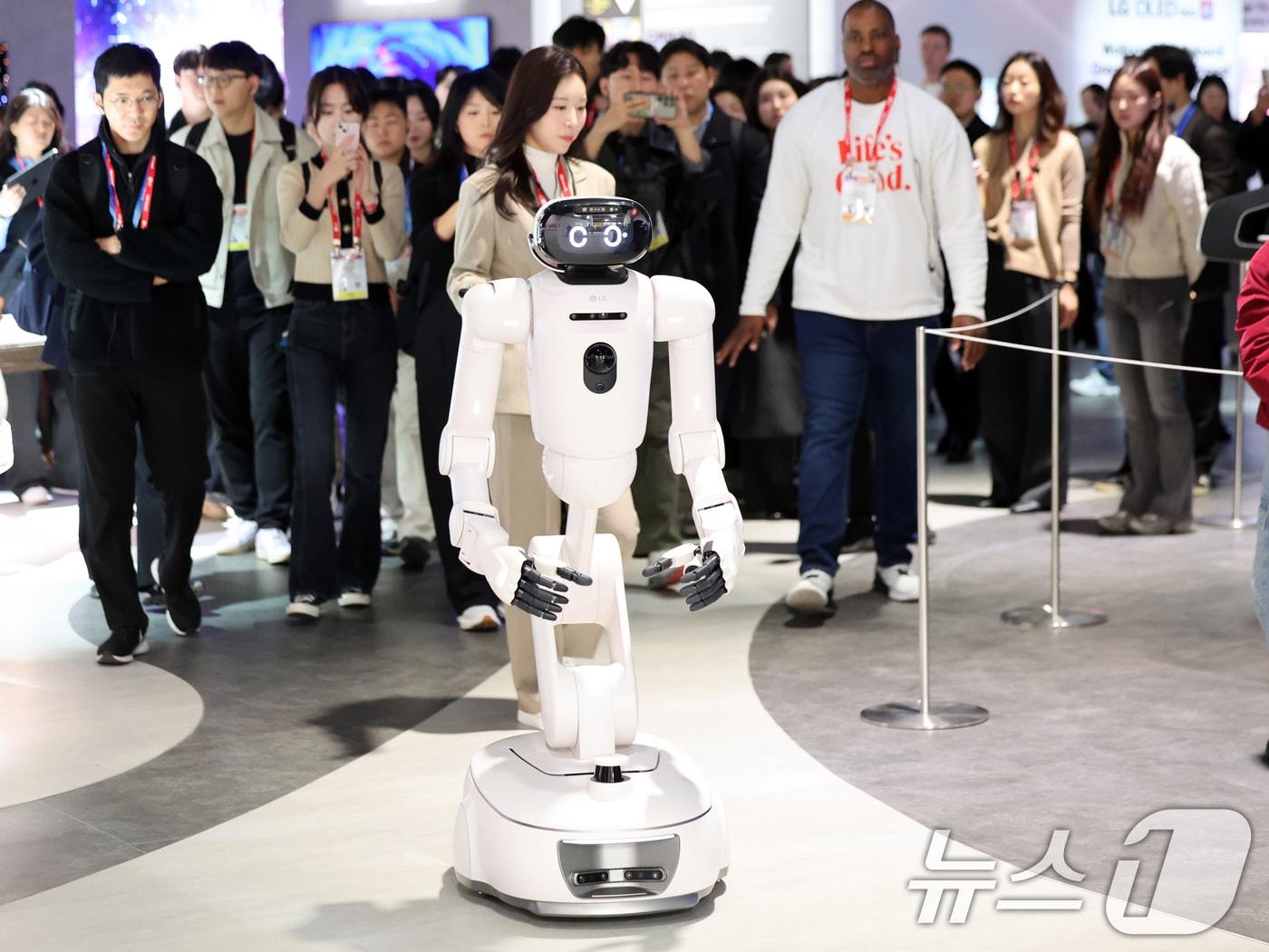 본문 이미지 - 세계 최대 IT(정보기술)·가전 전시회 'CES 2026' 개막을 하루 앞둔 5일(현지시간) 미국 네바다주 라스베이거스 컨벤션센터(LVCC)에서 열린 LG전자 사전 부스투어에서 AI 홈로봇 'LG 클로이드'가 관람객을 안내하고 있다. 2026.1.6/뉴스1 ⓒ News1 황기선 기자