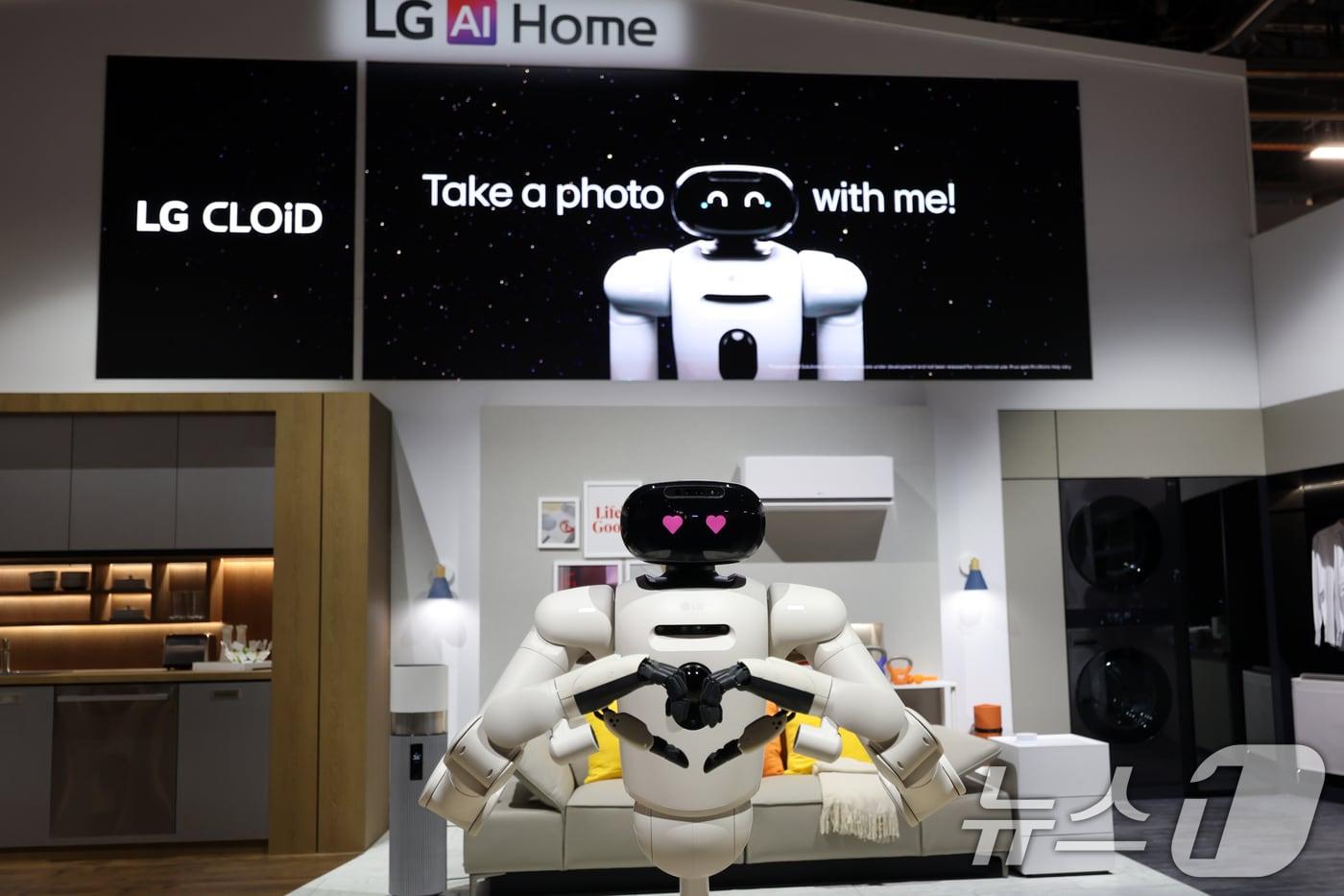 세계 최대 IT(정보기술)·가전 전시회 'CES 2026' 개막을 하루 앞둔 5일(현지시간) 미국 네바다주 라스베이거스 컨벤션센터(LVCC)에서 열린 LG전자 사전 부스투어에서 AI 홈로봇 'LG 클로이드'가 손하트를 만들고 있다. 2026.1.6/뉴스1 ⓒ News1 황기선 기자