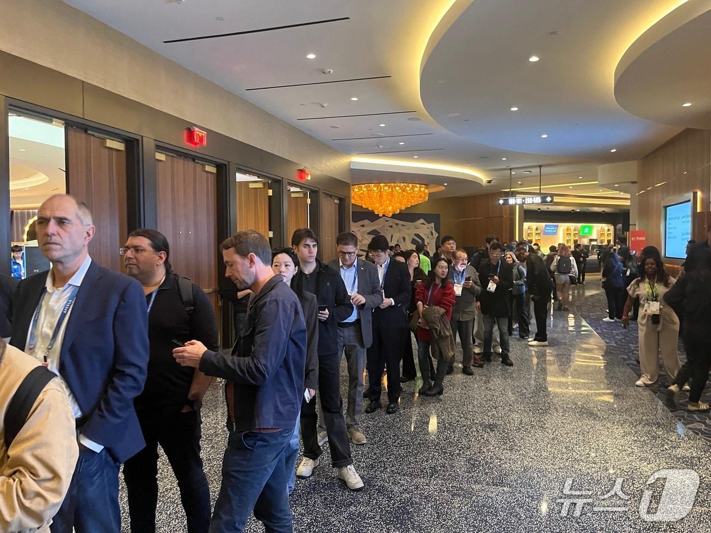 본문 이미지 - 5일 젠슨황 엔비디아 CEO가 특별연설을 진행하는 미국 라스베이거스 퐁텐블루 호텔에 수많은 인파가 몰렸다.ⓒ 뉴스1