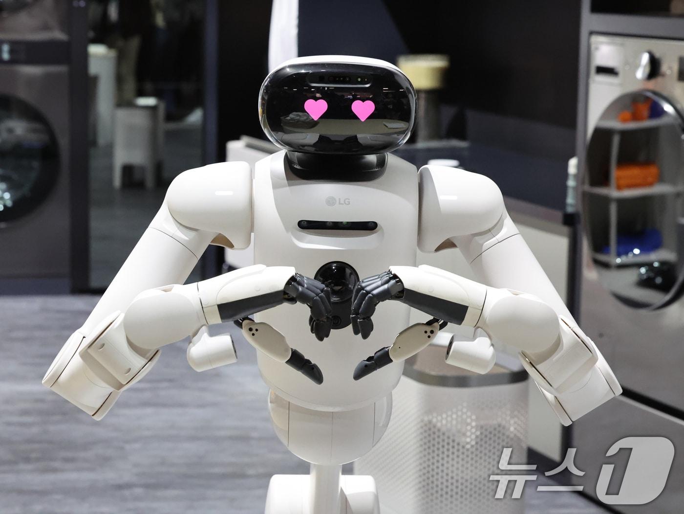 본문 이미지 - 세계 최대 IT(정보기술)·가전 전시회 'CES 2026' 개막을 하루 앞둔 지난달 5일(현지시간) 미국 네바다주 라스베이거스 컨벤션센터(LVCC)에서 열린 LG전자 사전 부스투어에서 AI 홈로봇 'LG 클로이드'가 손하트를 만들고 있다. 2026.1.6 ⓒ 뉴스1 황기선 기자