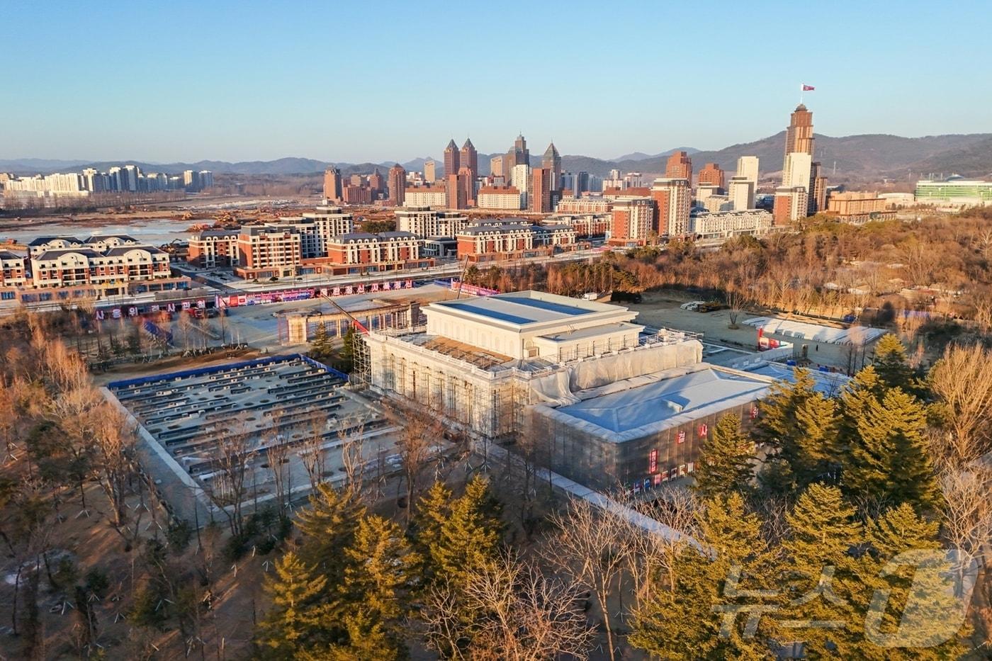 본문 이미지 - (평양 노동신문=뉴스1) = 현재 북한에 건설 중인 '해외군사작전 전투위훈기념관건설장'의 모습. [국내에서만 사용가능. 재배포 금지. DB 금지. For Use Only in the Republic of Korea. Redistribution Prohibited] rodongphoto@news1.kr