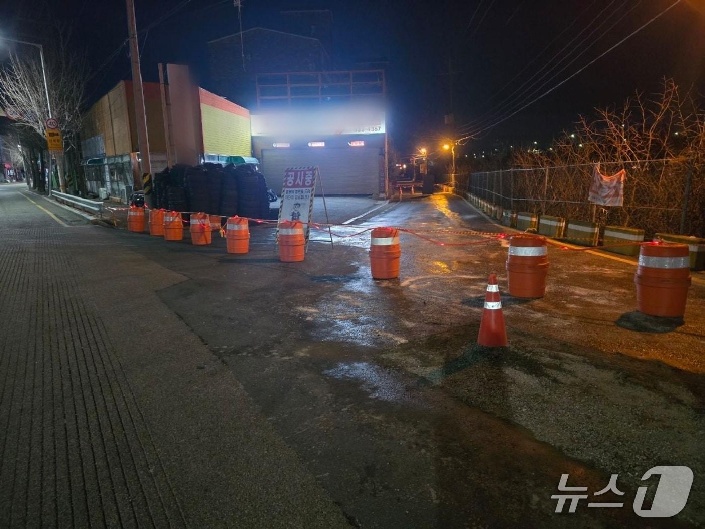 본문 이미지 - 5일 오후 김해시 전하동 전하삼거리의 한 이면도로에서 누수가 발생해 밤사이 도로가 통제됐다. 사진은 도로 통제 당시 도로 모습.(김해시 제공. 재판매 및 DB금지)