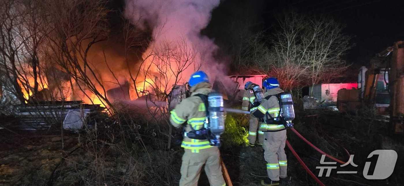 강원 태백 혈동 버섯재배 창고 화재 현장.(강원도소방본부 제공, 재판매 및 DB금지)