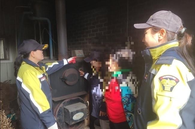 본문 이미지 - 의용소방대원들이 화재 예방 활동에 나서는 모습.(충남소빙본부 제공. 재판매 및 DB금지)/뉴스1