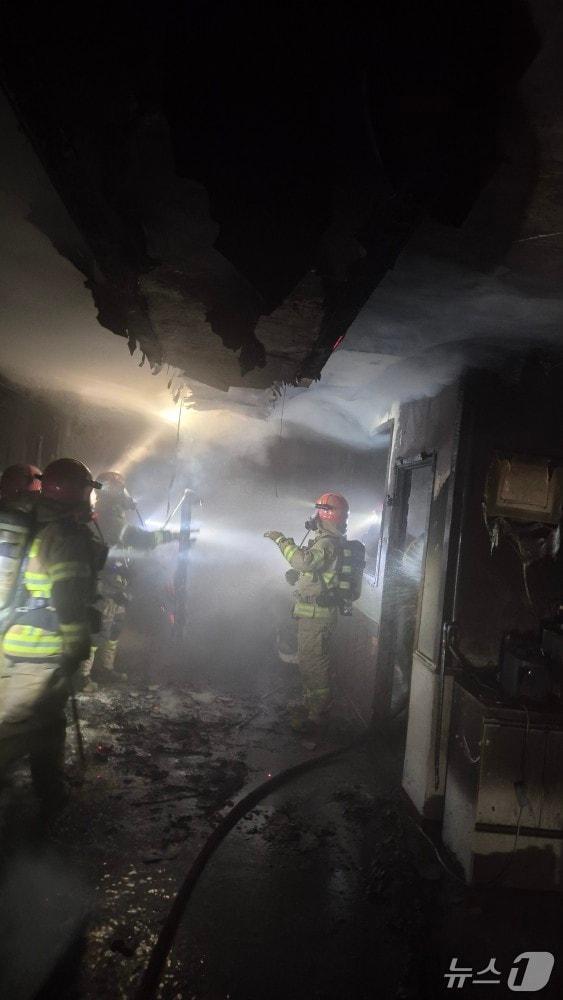 본문 이미지 - 천안 상가주택 화재 진화 모습.(천안서북소방서 제공. 재판매 및 DB금지)