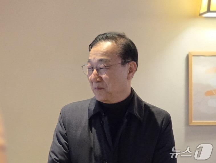 본문 이미지 - 김윤덕 국토교통부 장관이 5일(현지시간) 미국 워싱턴DC 인근에서 한국 기자들과 만나 방미 목적 개요를 밝히고 있다. '미국 수주 지원단' 단장 자격으로 방미한 김 장관은 5~9일 한미 암모니아 플랜트 협력 기념행사, CES 2026 참관 등 공식활동을 진행한다.