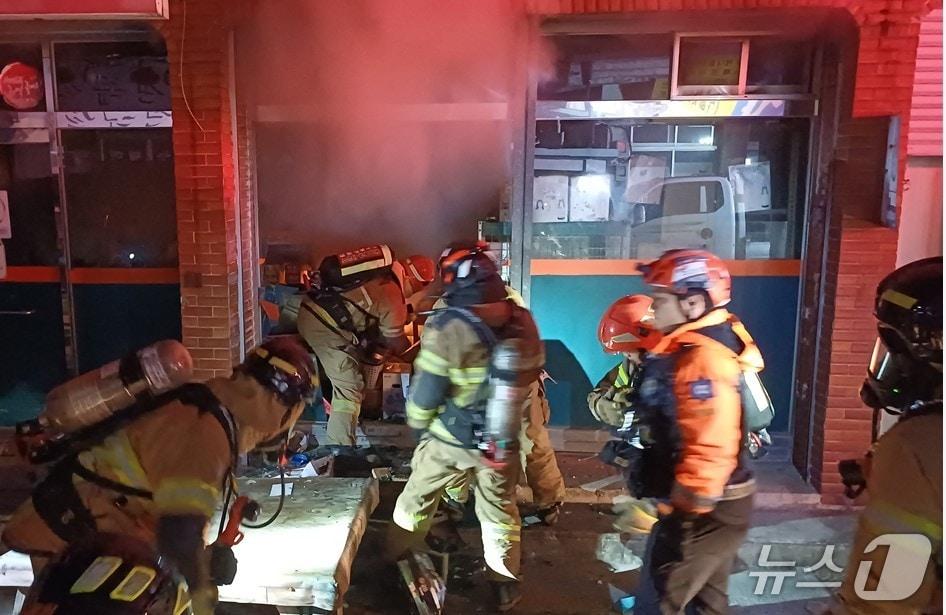 본문 이미지 - 5일 오후 10시3분쯤 경북 포항시 북구 죽도동의 한 슈퍼마켓에서 불이 나 소방 대원들이 진화하고 있다.(경북소방본부 제공. 재판매 및 DB 금지)2026.1.6/뉴스1