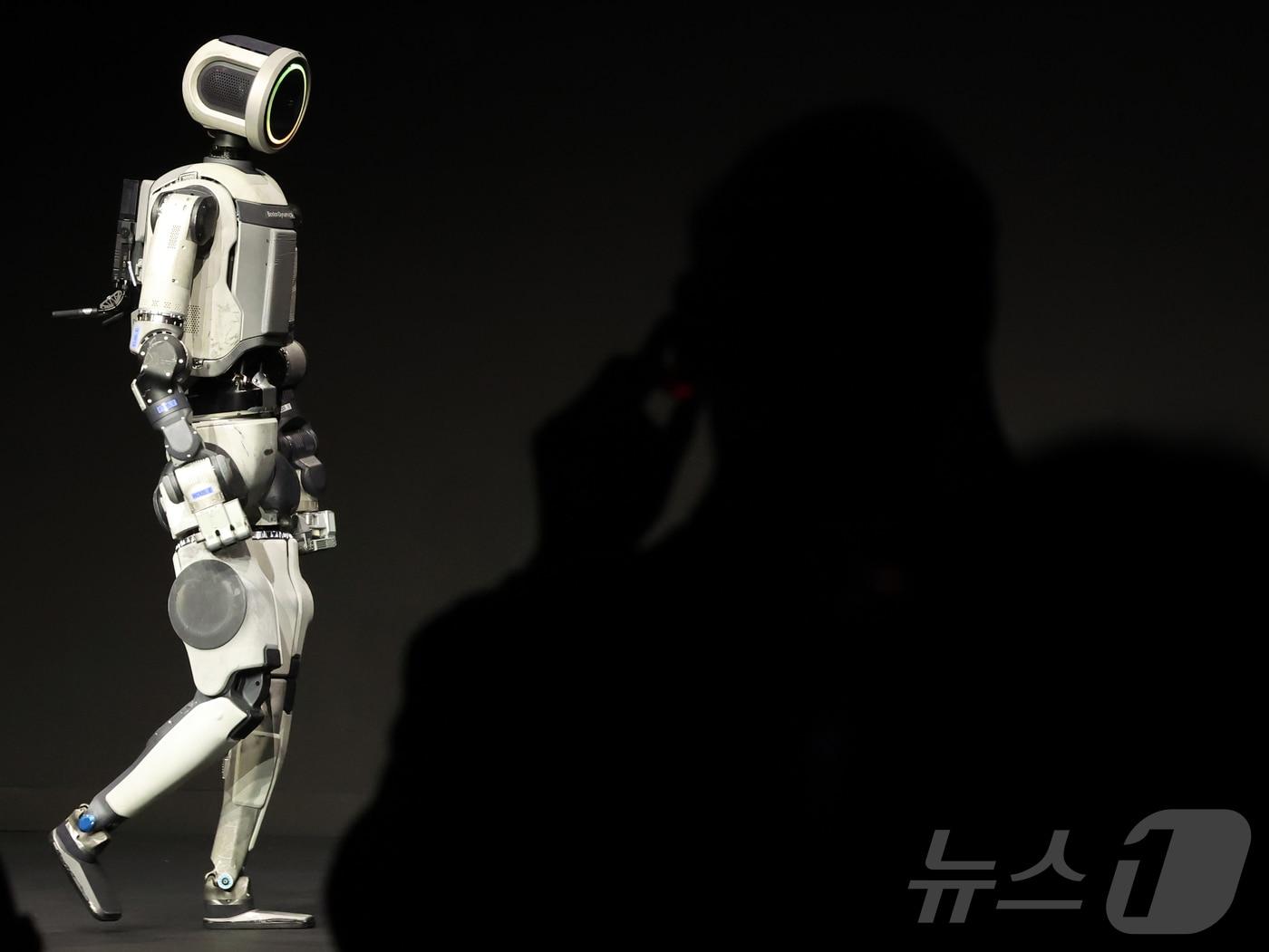 본문 이미지 - 세계 최대 가전·정보기술(IT) 전시회 'CES 2026' 개막을 하루 앞둔 5일(현지시간) 미국 네바다주 라스베이거스 만달레이베이에서 열린 현대차그룹 프레스 컨퍼런스에서 휴머노이드 로봇 아틀라스가 공개되고 있다. 2026.1.6/뉴스1 ⓒ News1 황기선 기자