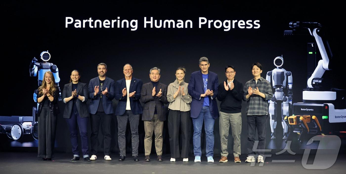 장재훈 현대차 부회장이 5일(현지시간) 미국 네바다주 라스베이거스 만달레이베이에서 열린 CES2026 현대차그룹 프레스 컨퍼런스에서 발표자들과 함께 기념촬영을 하고 있다. 2026.1.6/뉴스1 ⓒ News1 황기선 기자