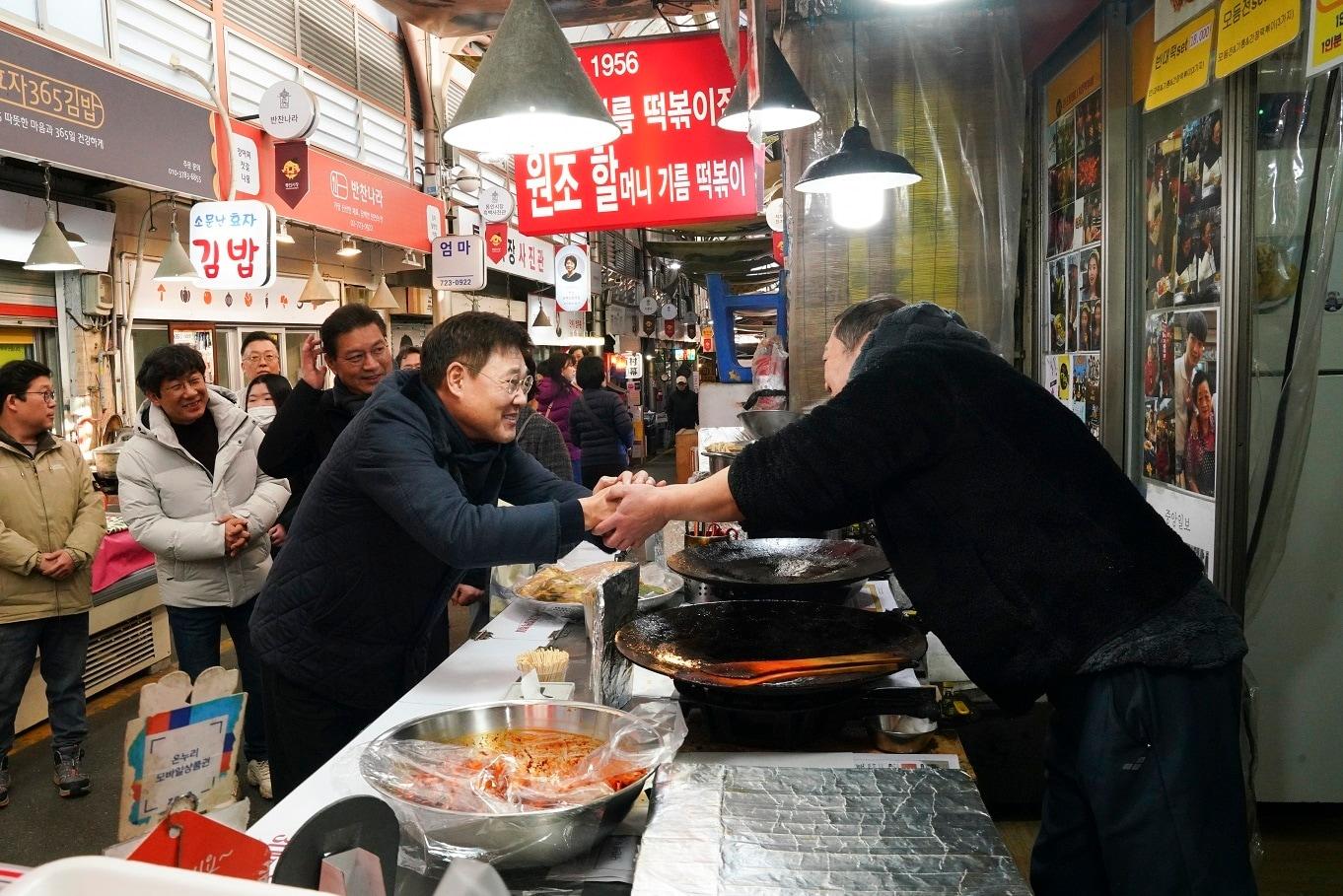 본문 이미지 - 설 명절 맞이 전통시장 현장 방문(종로구 제공)