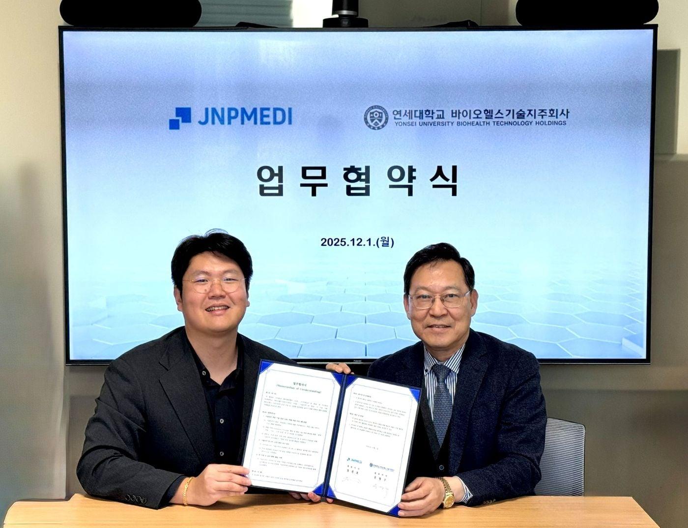 본문 이미지 - 정권호 제이앤피메디 대표(왼쪽부터)와 송영구 연세대학교 바이오헬스기술지주회사 대표가 업무협약식 후 기념사진을 찍고 있다.(제이앤피메디 제공)/뉴스1