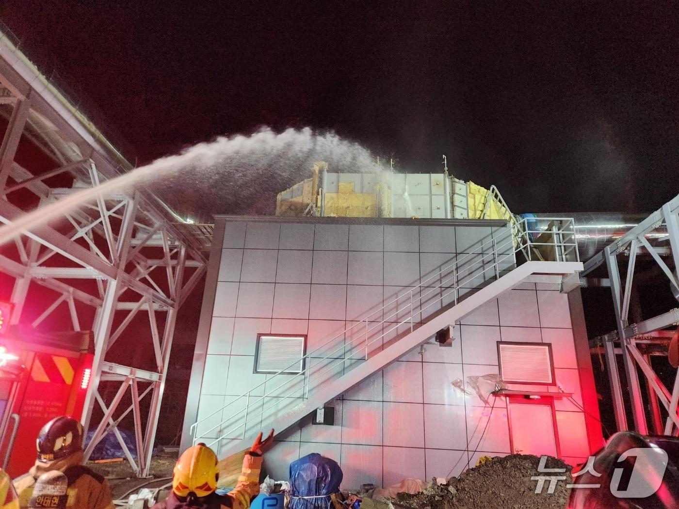 본문 이미지 - 지난 5일 오후 제주시 구좌읍 동복리 자원순환시설에서 발생한 화재현장에서 소방당국이 안정화 작업을 진행 중이다.(제주도소방안전본부 제공. 재판매 및 DB 금지)