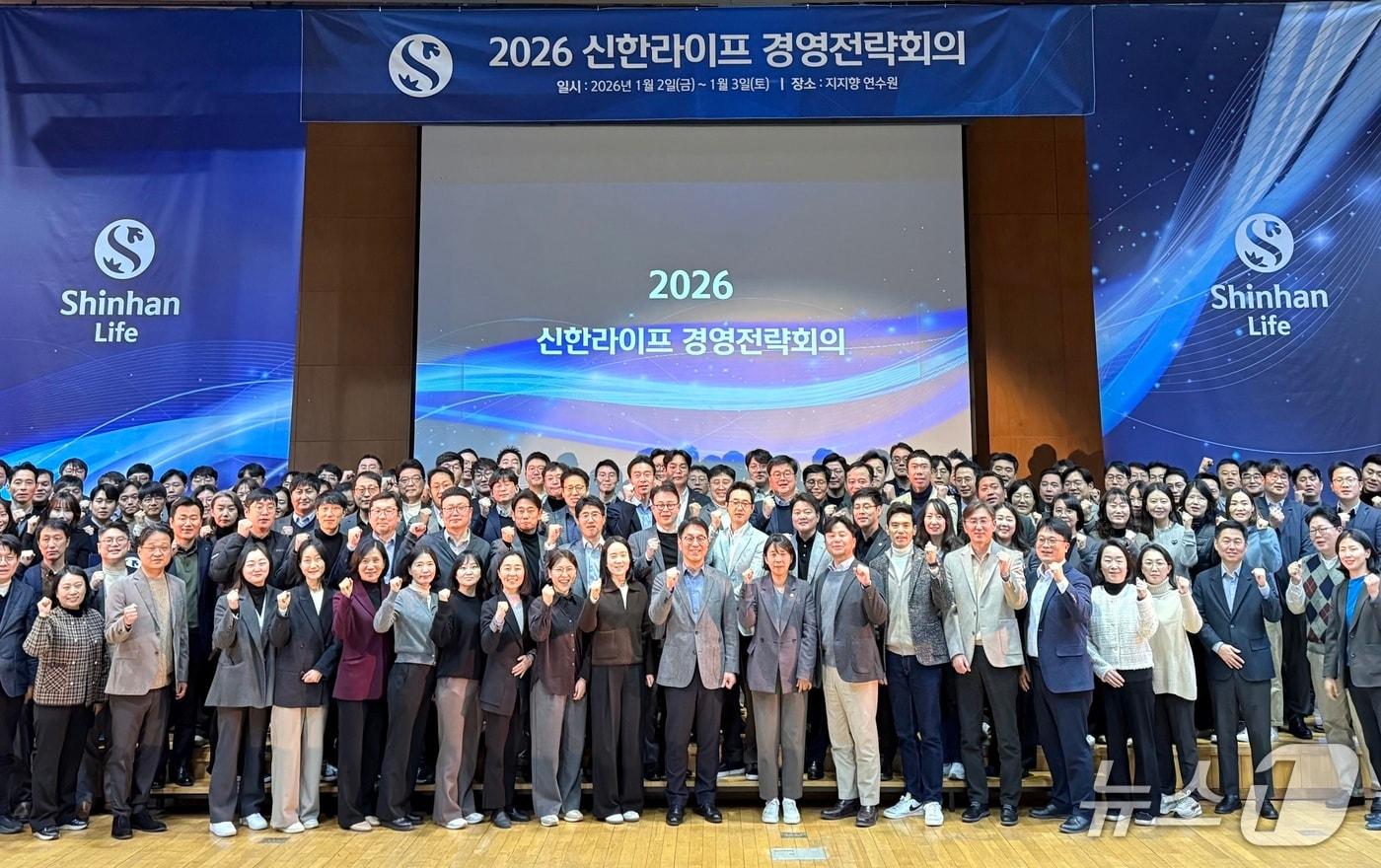 지난 2일 경기도 파주에서 개최된 2026 경영전략회의에서 천상영 사장(앞줄 가운데)이 임원 및 부서장들과 함께 기념 촬영을 하고 있다./사진제공=신한라이프