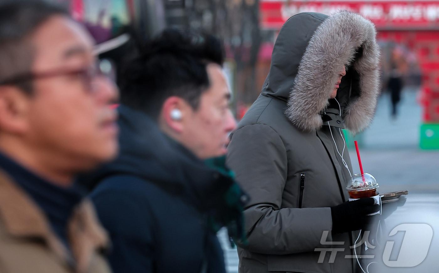 중부 내륙을 중심으로 아침 기온이 크게 떨어지며 영하 10도 안팎의 쌀쌀한 날씨를 보인 6일 오전 서울 종로구 광화문네거리에서 시민들이 출근길 발걸음을 서두르고 있다.  2026.1.6/뉴스1 ⓒ News1 김성진 기자