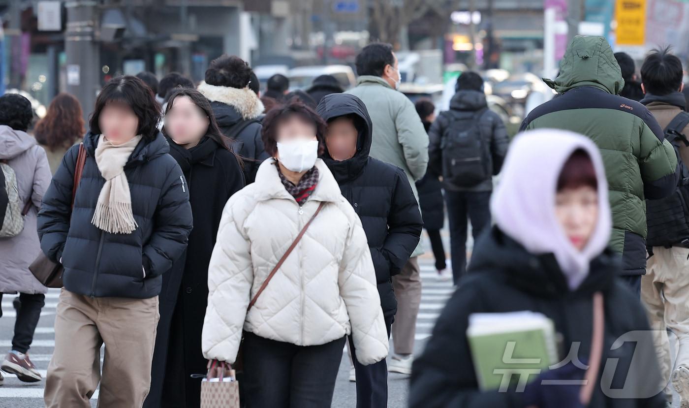 중부 내륙을 중심으로 아침 기온이 크게 떨어지며 영하 10도 안팎의 쌀쌀한 날씨를 보인 6일 오전 서울 종로구 광화문네거리에서 시민들이 출근길 발걸음을 서두르고 있다. 기상청은 이날 아침 최저기온은 -12~0도, 낮 최고기온은 1~9도가 될 것이라며 평년과 비슷하거나 조금 높겠다고 예보했다. 2026.1.6/뉴스1 ⓒ News1 김성진 기자